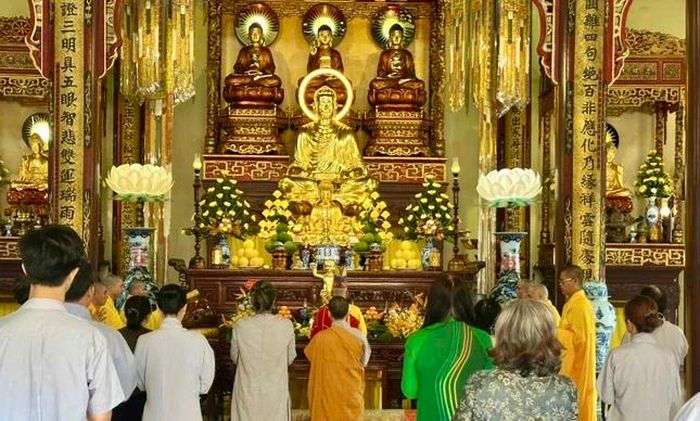 Chư Tăng Ni, Phật tử tham dự Lễ tưởng niệm Trưởng lão Hòa thượng Thích Phước Sơn tại thiền viện Vạn Hạnh trong ngày rằm tháng Tư - Bính Ngọ