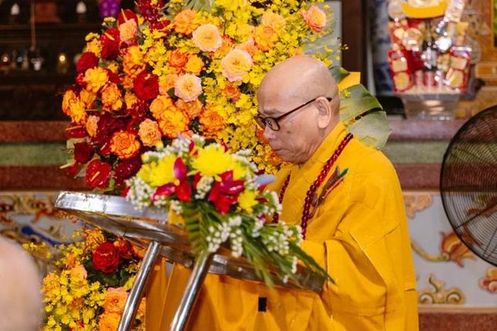 Thượng tọa Thích Hạnh Huệ tuyên đọc Diễn văn Phật đản của Trưởng lão Hòa thượng Chủ tịch Hội đồng Trị sự