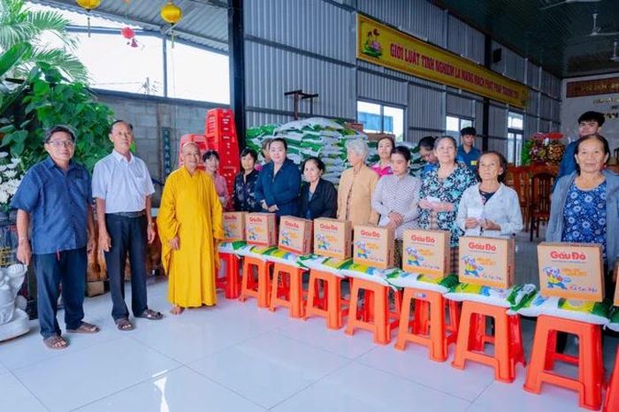 Thượng tọa Thích An Thường cùng đại diện chính quyền xã trao tặng 200 phần quà đến người dân trên địa bàn kính mừng Đại lễ Phật đản Phật lịch 2570