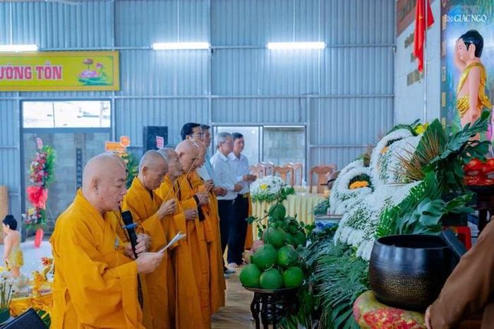 Dâng hương đảnh lễ Tam bảo