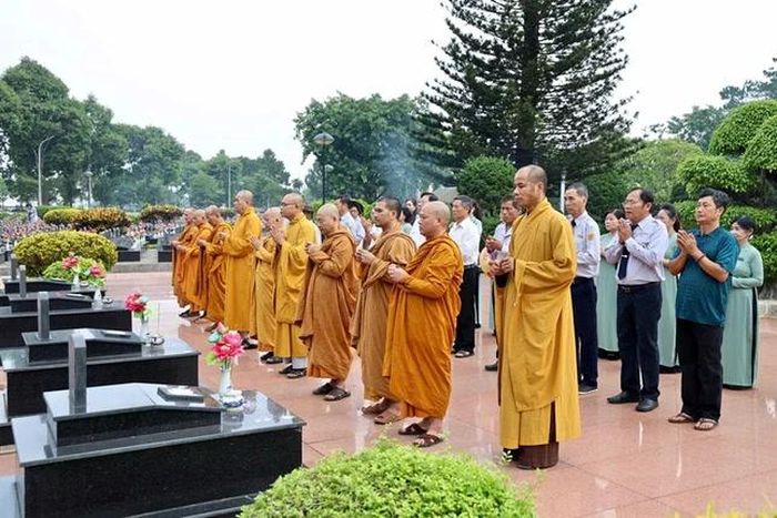 Ban Trị sự GHPGVN tỉnh Đắk Lắk dâng hương tưởng niệm các anh hùng liệt sĩ tại Nghĩa trang Liệt sĩ tỉnh