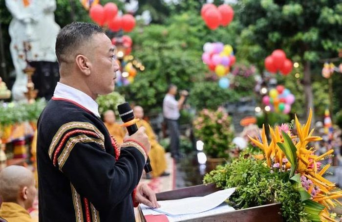 Ông Y Giang Gry Niê Knơng phát biểu chúc mừng Phật đản