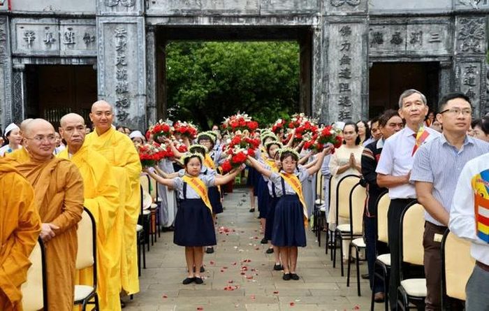 Các em đoàn sinh dâng hoa kính mừng Phật đản