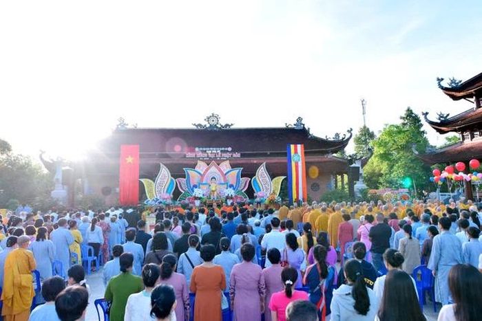 Tăng Ni, Phật tử thành kính hướng về Đức Từ Phụ Thích Ca Mâu Ni