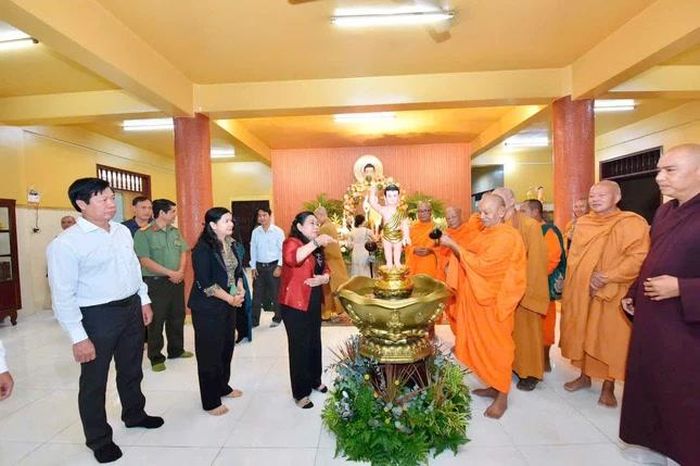 Đoàn lãnh đạo Thành ủy - HĐND - UBND - Ủy ban MTTQVN TP.Cần Thơ và các sở, ban ngành Thành phố thực hiện nghi lễ Tắm Phật
