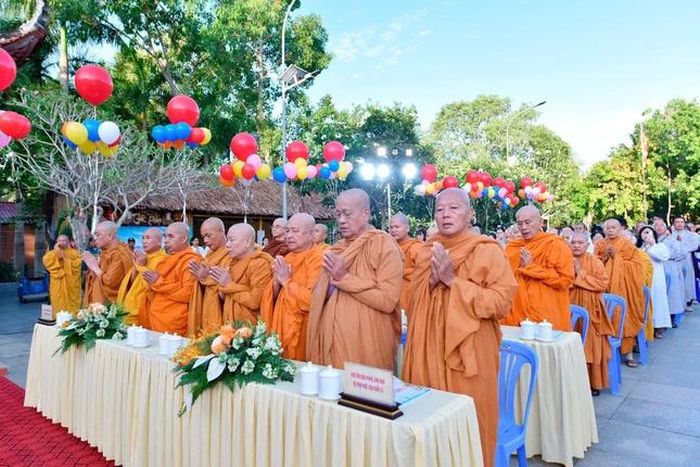 Nghi lễ kính mừng Phật đản được cử hành trong không khí thiêng liêng, trang nghiêm theo nghi thức Phật giáo Nam tông và Bắc tông