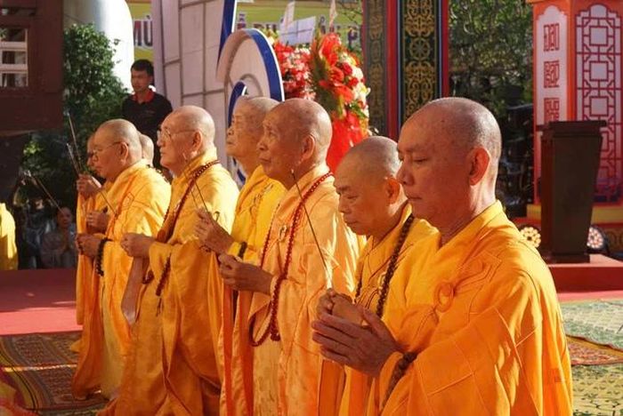 Chư tôn đức dâng hương cúng dường kính mừng ngày khánh đản