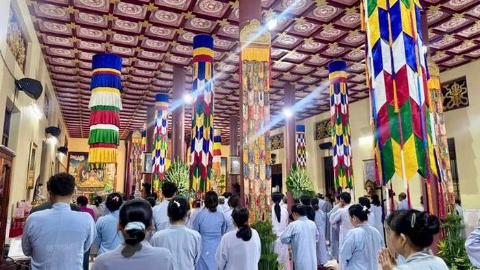 Giữa sóng nước mênh mông, chùa Phước Hải như một ngọn hải đăng tâm linh thắp sáng lòng từ bi và bao dung, nuôi dưỡng những tâm hồn thuần hậu của người dân nơi xóm chài, làng biển