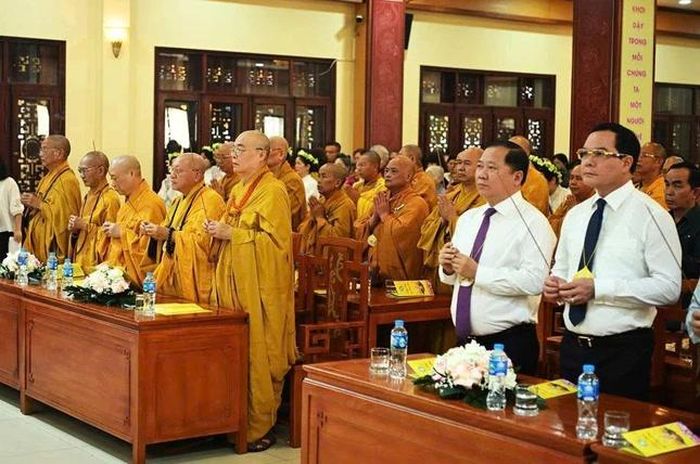Chư tôn đức cùng các vị lãnh đạo dâng hương cúng dường Đức Thế Tôn