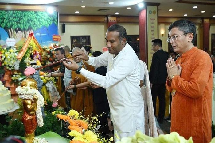 Quý đại biểu thực hiện nghi thức Tắm Phật tại Trụ sở Trung ương GHPGVN - chùa Quán Sứ