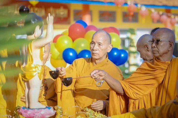 Hòa thượng Thích Thiện Thống, Phó Chủ tịch Hội đồng Trị sự, Trưởng ban Trị sự GHPGVN tỉnh An Giang cùng chư tôn đức cử hành nghi thưc Tắm Phật theo truyền thống 