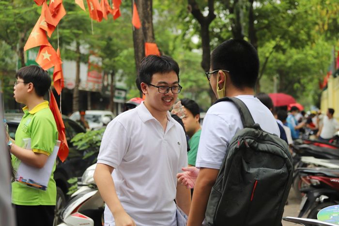 Các sĩ tử động viên nhau sau kết thúc môn thi đầu tiên tại địa điểm thi trường THCS Dịch Vọng Hậu.