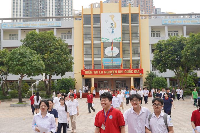 Trước đó, trong ngày 30/5, đề thi tiếng anh năm nay được nhiều học sinh nhận xét đề thi vừa sức, có sự phân hóa nhưng không quá khó và tự tin có thể đạt mức điểm từ 8 đến 9.