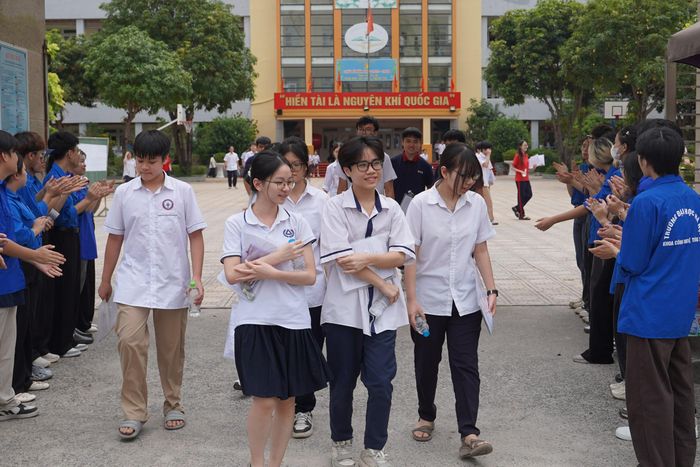 Trong 147.000 học sinh Hà Nội tốt nghiệp THCS năm nay, hơn 124.000 em đăng ký thi lớp 10 - đông nhất cả nước. Với chỉ tiêu khoảng 82.660, tỷ lệ đỗ công lập trên số dự thi là 66%. Gần 90 trường tư được giao hơn 34.000 chỉ tiêu lớp 10, cùng hệ thống trung tâm giáo dục nghề nghiệp - giáo dục thường xuyên, đủ đáp ứng nhu cầu học cấp 3 của những em còn lại.