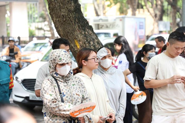 Dưới thời tiết nắng nóng, nhiều phụ huynh vẫn kiên nhẫn đứng chờ bên ngoài điểm thi để đón con sau giờ làm bài. Dù cái nóng oi bức của đầu hè khiến ai cũng mệt mỏi, nhưng ánh mắt dõi theo cổng trường cùng sự mong ngóng của các bậc cha mẹ đã trở thành hình ảnh quen thuộc trong mỗi mùa thi.