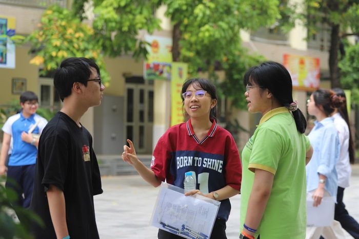 Nhóm bạn Chu Đăng Hiệp và Nguyễn Minh Thắng (thí sinh dự thi vào chuyên Amsterdam và THPT Kim Liên) sau khi thi xong môn văn chia sẻ rằng một số bạn có thể bị nhầm lẫn giữa biện pháp nhân hóa và so sánh ở câu hỏi về hình ảnh ánh trăng.