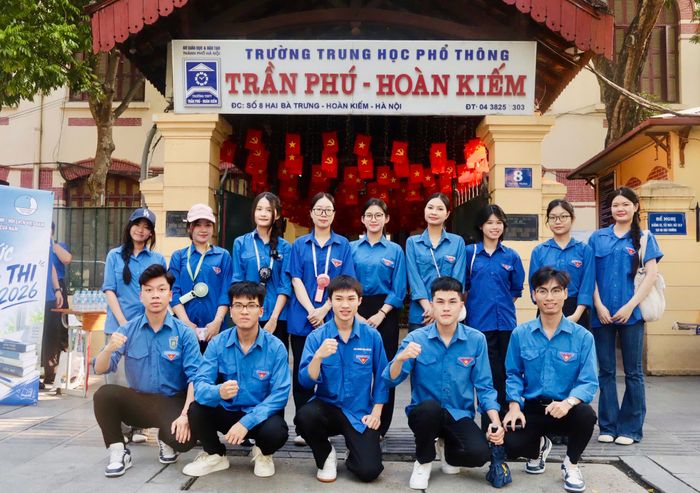 Đội tiếp sức mùa thi có mặt từ sớm, đồng hành cùng thí sinh trước giờ làm bài.