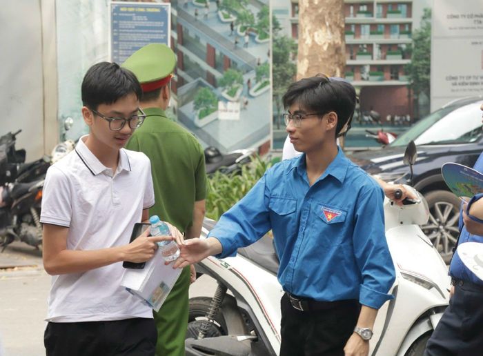 Tình nguyện viên đồng hành cùng thí sinh trong ngày thi cuối.