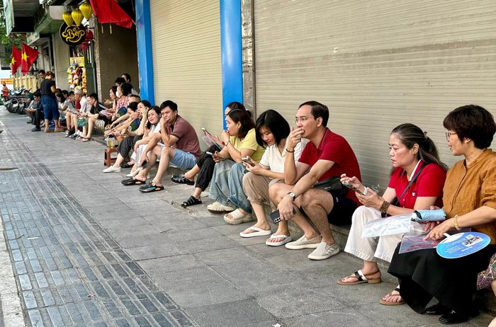 Lo lắng cho con trong kỳ thi quan trọng, nhiều phụ huynh dường như quên đi cái nóng oi bức bên ngoài cổng trường.