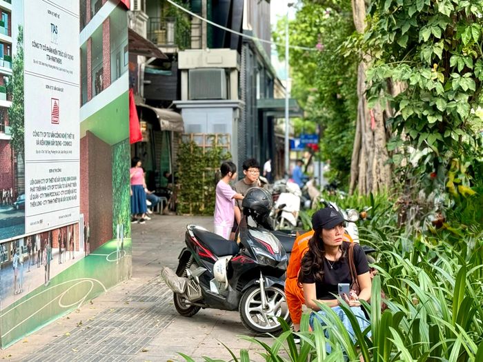 Người mẹ hướng ánh nhìn về phía phòng thi, chờ con hoàn thành bài làm.