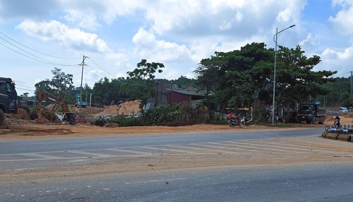 Tại đây, sau thời gian dài bị ảnh hưởng tiến độ do chậm giải phóng mặt bằng, nhà thầu đang tập trung nhân lực, máy móc… gấp rút đẩy nhanh thi công để kịp tiến độ hoàn thành dự án trong quý II/2026.