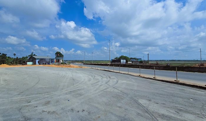 Lãnh đạo UBND xã Gio Linh cho biết, trường hợp còn lại tại nút giao Dốc Miếu đã nhận tiền ngày 25/5 nhưng hiện chưa tháo dỡ nhà để bàn giao mặt bằng (bên trái) đang xây gara ô tô ở vị trí mới, địa phương đang tiếp tục tuyên truyền, vận động hộ dân để bàn giao mặt bằng vào đầu tháng 6 để chủ đầu tư, nhà thầu thi công dự án kịp tiến độ.