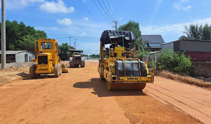 Tại đoạn giao với tỉnh lộ 575a, song song với công tác di dời các hạng mục hạ tầng kỹ thuật của các đơn vị, nhà thầu Công ty CP Thành An đang khẩn trương thi công hoàn thiện nền, mặt đường của đoạn 150m còn lại.