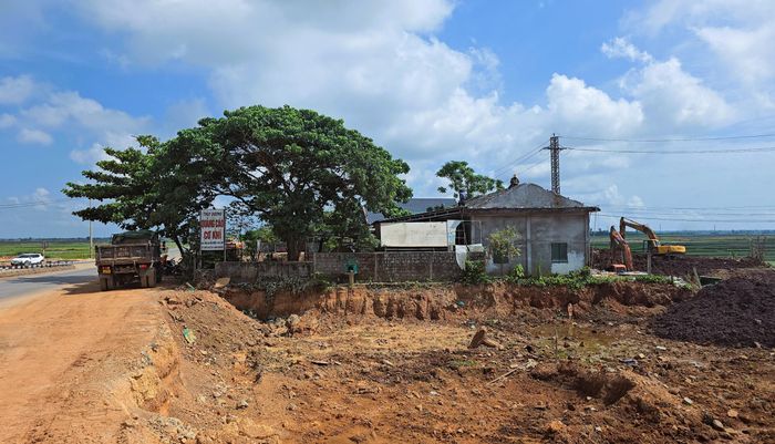 Ông Nguyễn Văn Phương, cán bộ kỹ thuật Công ty Xây dựng công trình giao thông 873 tại công trường cho biết, thời gian qua giá nhiên liệu, vật liệu biến động tăng cao, nhà thầu vẫn tổ chức các mũi thi công đảm bảo tiến độ, tuy nhiên vướng mắc mặt bằng khiến công tác thi công hoàn thành nút giao gặp khó khăn.