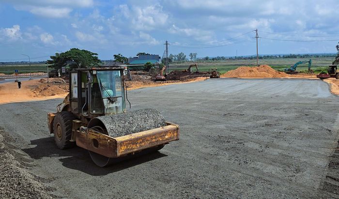 Tại đây, còn hai căn nhà còn lại trong phạm vi giải phóng mặt bằng nút giao tại Dốc Miếu, trong đó căn nhà của hộ dân phạm vi phía trái nút giao (thôn Gia Môn) ảnh hưởng công địa thi công đào đắp lớn đang tháo dỡ.