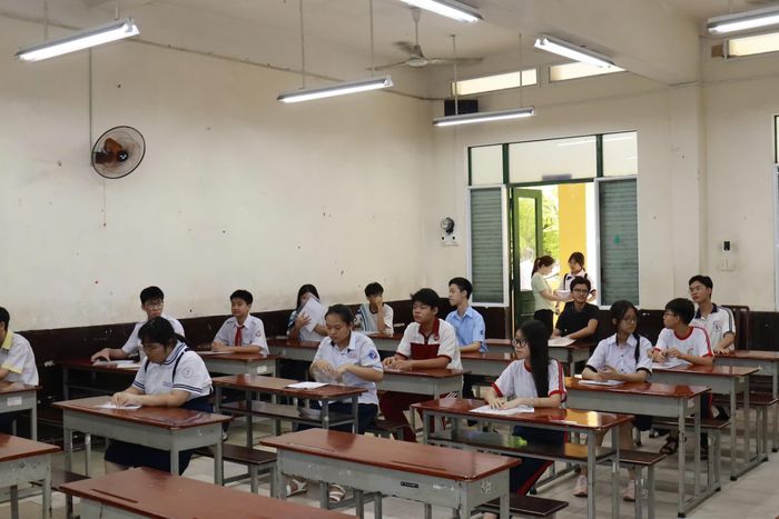 Thí sinh ngồi đúng vị trí theo số báo danh như ngày thi chính thức.