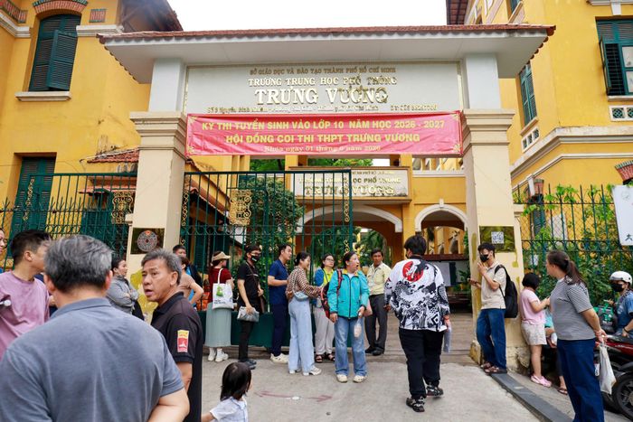 Nhiều phụ huynh đưa con đến điểm thi từ sớm và chờ đợi bên ngoài cổng trường.