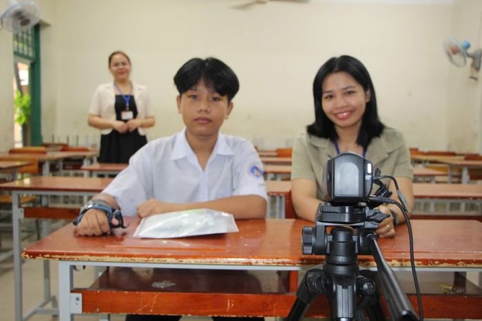 Thí sinh được hỗ trợ viết bài thi thay dưới sự giám sát của giám thị và thiết bị ghi âm, ghi hình. (Ảnh minh họa)