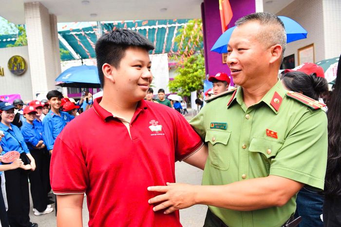 Anh Nguyễn Đức Tuấn tại điểm thi THCS Nguyễn Trãi không giấu được niềm vui khi con hoàn thành tốt bài thi môn Toán, khép lại kỳ thi vào lớp 10 nhiều áp lực và kỳ vọng.