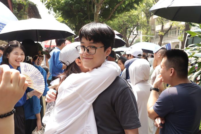 Phụ huynh không giấu nổi hạnh phúc khi biết tin con hoàn thành tốt bài thi, hoàn tất môn thi cuối cùng của kỳ tuyển sinh lớp 10.