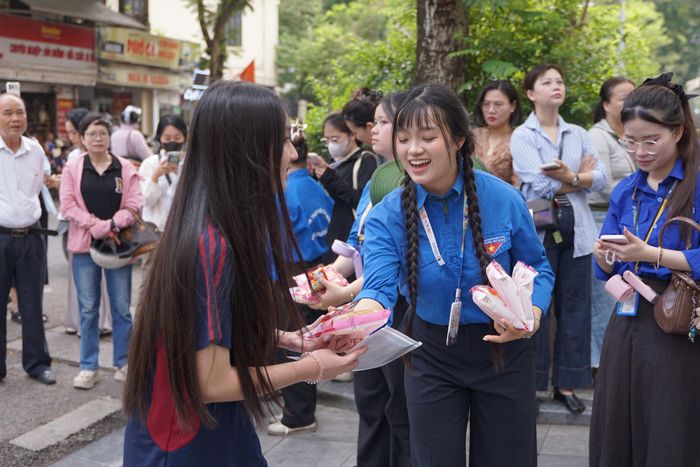 Đội tình nguyện tiếp sức, chúc mừng thí sinh đã hoàn thành bài thi.