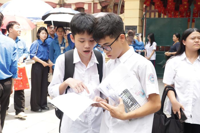 Thí sinh tại điểm thi THPT Trần Phú-Hoàn Kiếm trao đổi lại nội dung đề, chia sẻ cảm nhận về mức độ và cách làm bài.