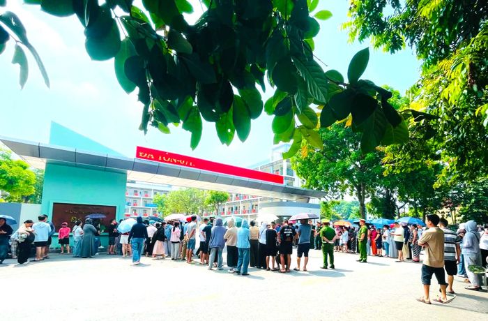 Công an phường Gia Lâm túc trực tại điểm thi THCS Đa Tốn, phân luồng giao thông, bảo đảm an toàn, trật tự trong suốt kỳ thi.