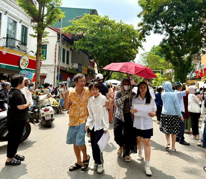 Thí sinh rời phòng thi với tâm trạng vui vẻ sau khi hoàn thành bài thi cuối cùng của kỳ tuyển sinh lớp 10.