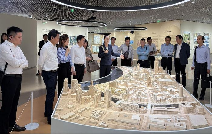 Đoàn thăm quan Cung Quy hoạch Thượng Hải.