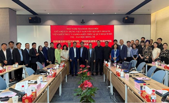 Đoàn có buổi làm việc cùng Viện Quy hoạch và Thiết kế đô thị, Viện Thiết kế Kiến trúc, Viện Nghiên cứu Kiến trúc thuộc Đại học Đồng Tế, Trung Quốc.