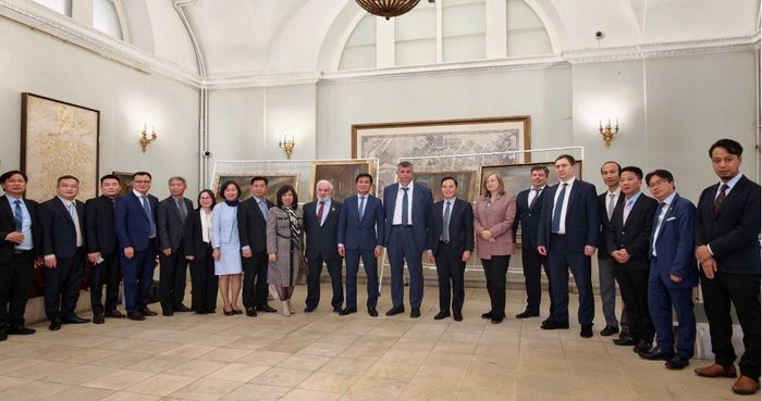 Đoàn chụp hình lưu niệm tại Ủy ban Quy hoạch và Kiến trúc St. Petersburg.