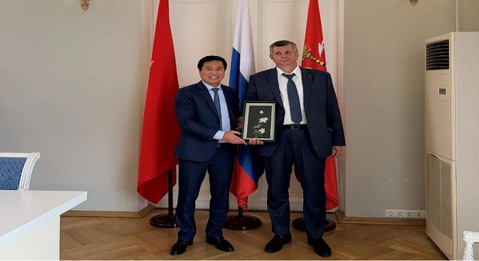 Thứ trưởng Phạm Minh Hà và Phó chủ tịch thứ nhất Ủy ban QHKT St. Petersburg trao đổi món quà kỷ niệm.