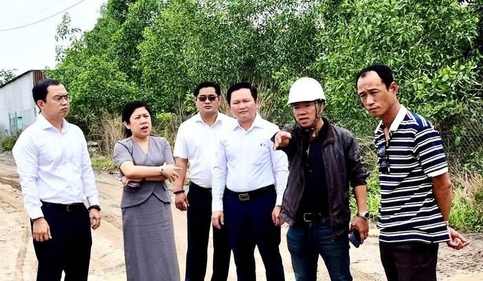 Nhà thầu phải khắc phục sớm hư hỏng các tuyến đường dân sinh trước cao điểm mùa mưa. Ảnh: Lê Hùng