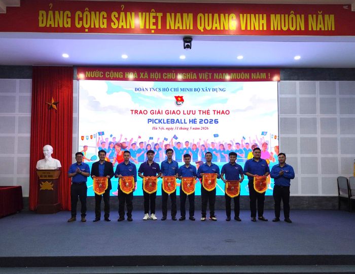 Ban tổ chức trao giải cho các đội có thành tích cao tại Giải giao hữu Pickleball.