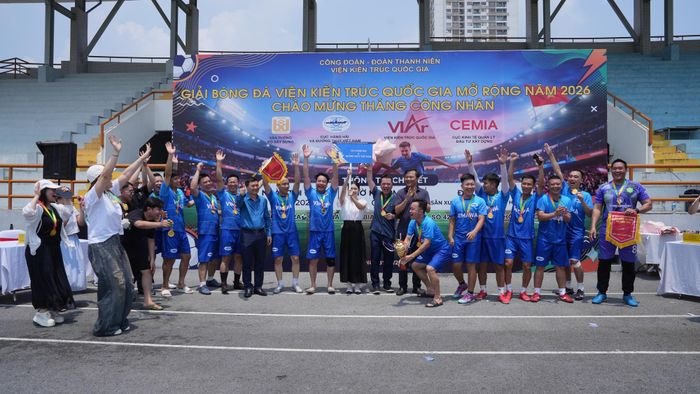 Ban tổ chức trao giải Nhất Giải bóng đá Tứ hùng cho đội Cục Hàng hải và Đường thủy Việt Nam.