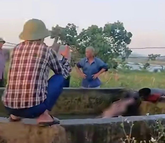 Hiện trường nơi xảy ra vụ việc khiến một nam sinh tử vong thương tâm. (Ảnh cắt từ clip do người dân đăng tải).