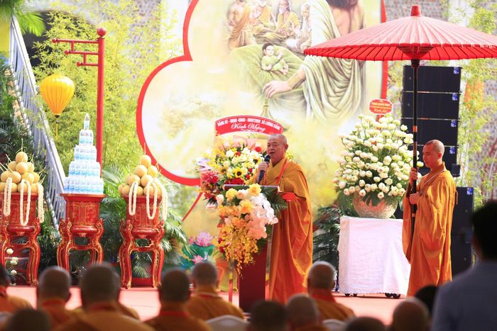 Hòa thượng Thích Thanh Hòa tuyên đọc diễn văn Phật đản của Hòa thượng Chủ tịch Hội đồng Trị sự Trung ương GHPGVN.