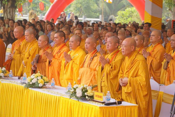 Đông đảo Tăng Ni, Phật tử và nhân dân tham dự Đại lễ trong không khí trang nghiêm, thành kính.