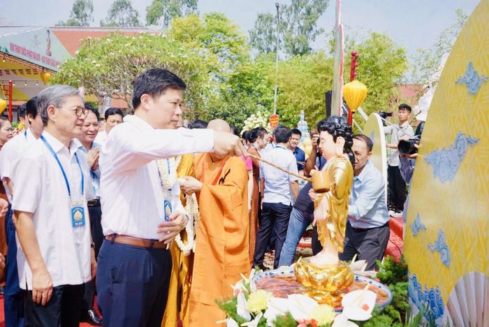Nghi lễ tắm Phật tại Đại lễ Phật đản Phật lịch 2570 được cử hành trang nghiêm, thành kính.