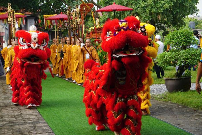 Trong tiếng chuông trống Bát nhã, nghi thức cung nghinh Tôn tượng Đức Bản Sư Thích Ca Mâu Ni Phật được cử hành trang nghiêm, thành kính.
